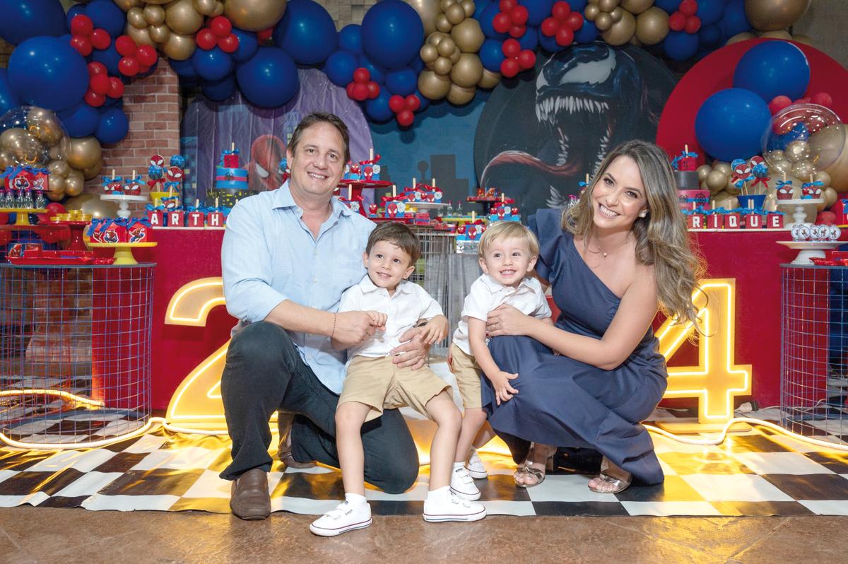 Rafael Guaritá e Renata Paiva com os filhos aniversariantes, Henrique e Arthur (Foto/Sélem Fotografia)