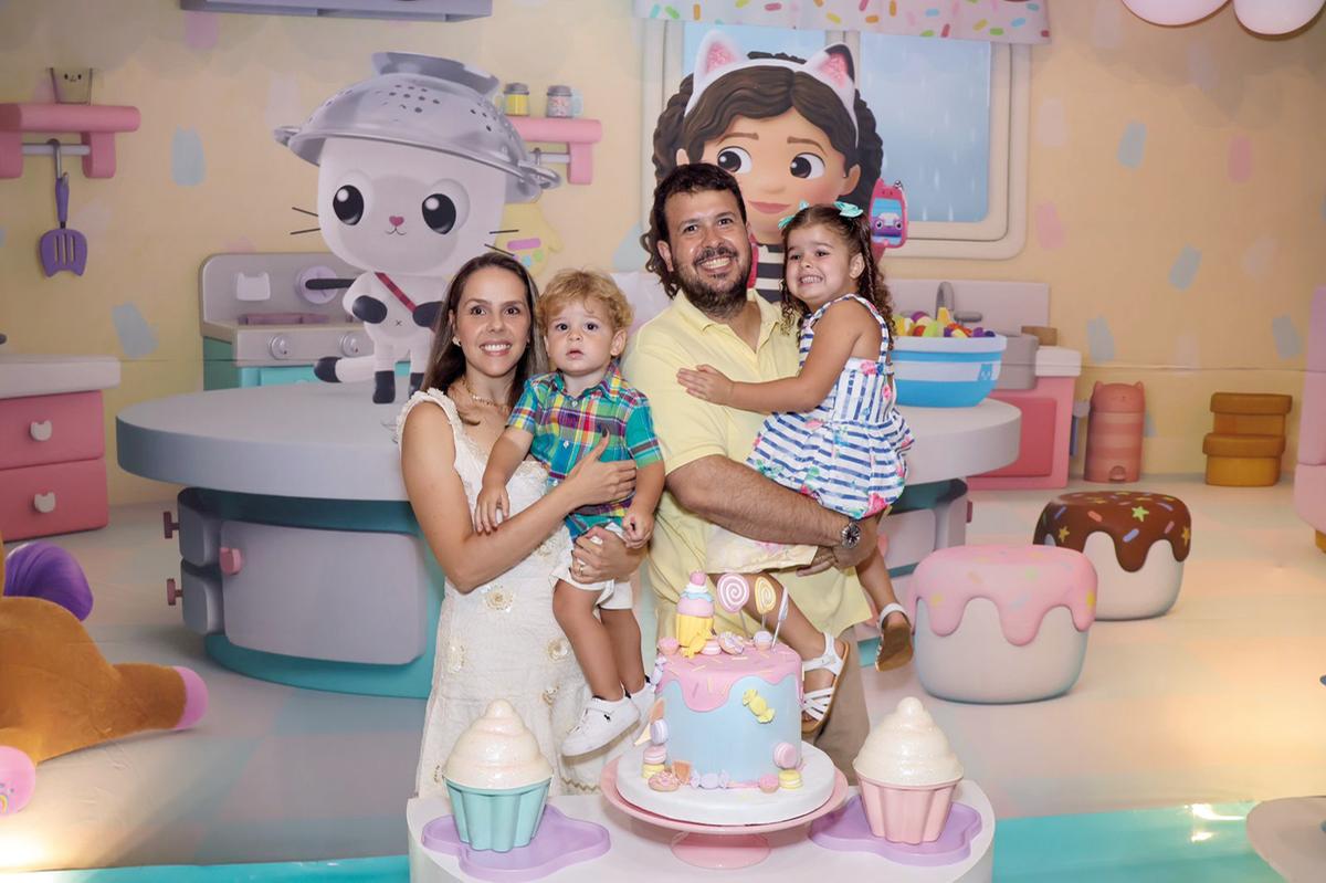 Fofa Antonela soprou mais uma velinha com os pais, Marcela e Joaquim Martins, e o irmão, Cristiano (Foto/Paulo Lúcio)