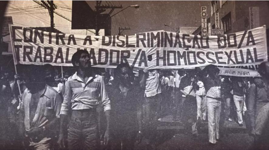 Parada LGBTQIAPN+ na década de 70 (Foto/Reprodução)