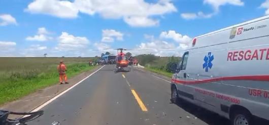 Uma vítima precisou ser transportada pelo helicóptero do Corpo de Bombeiros (Foto/Reprodução)