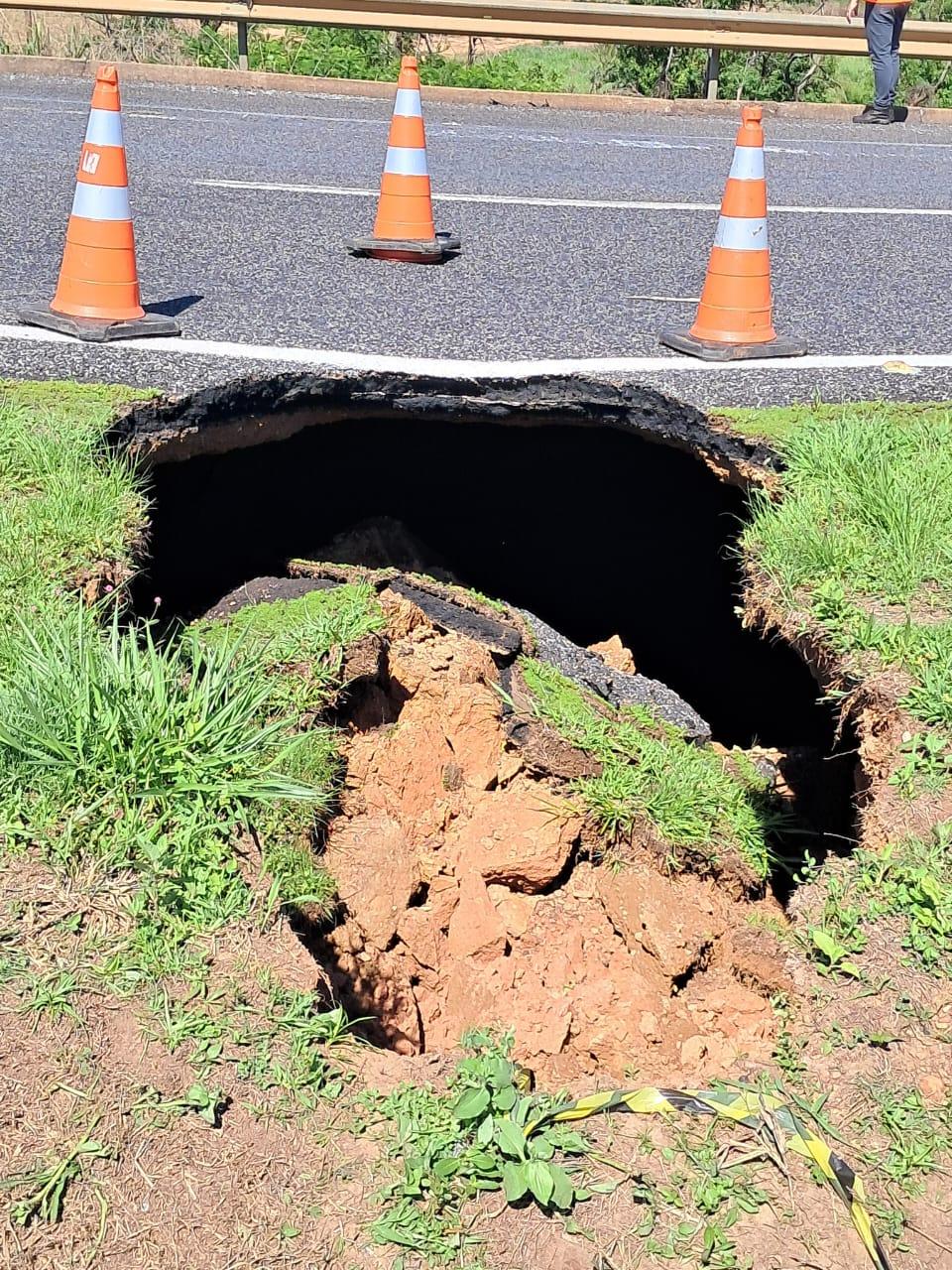 Erosão no quilômetro 144 da BR-050 foi provocada pelas fortes chuvas que atingem a região (Foto/Divulgação)