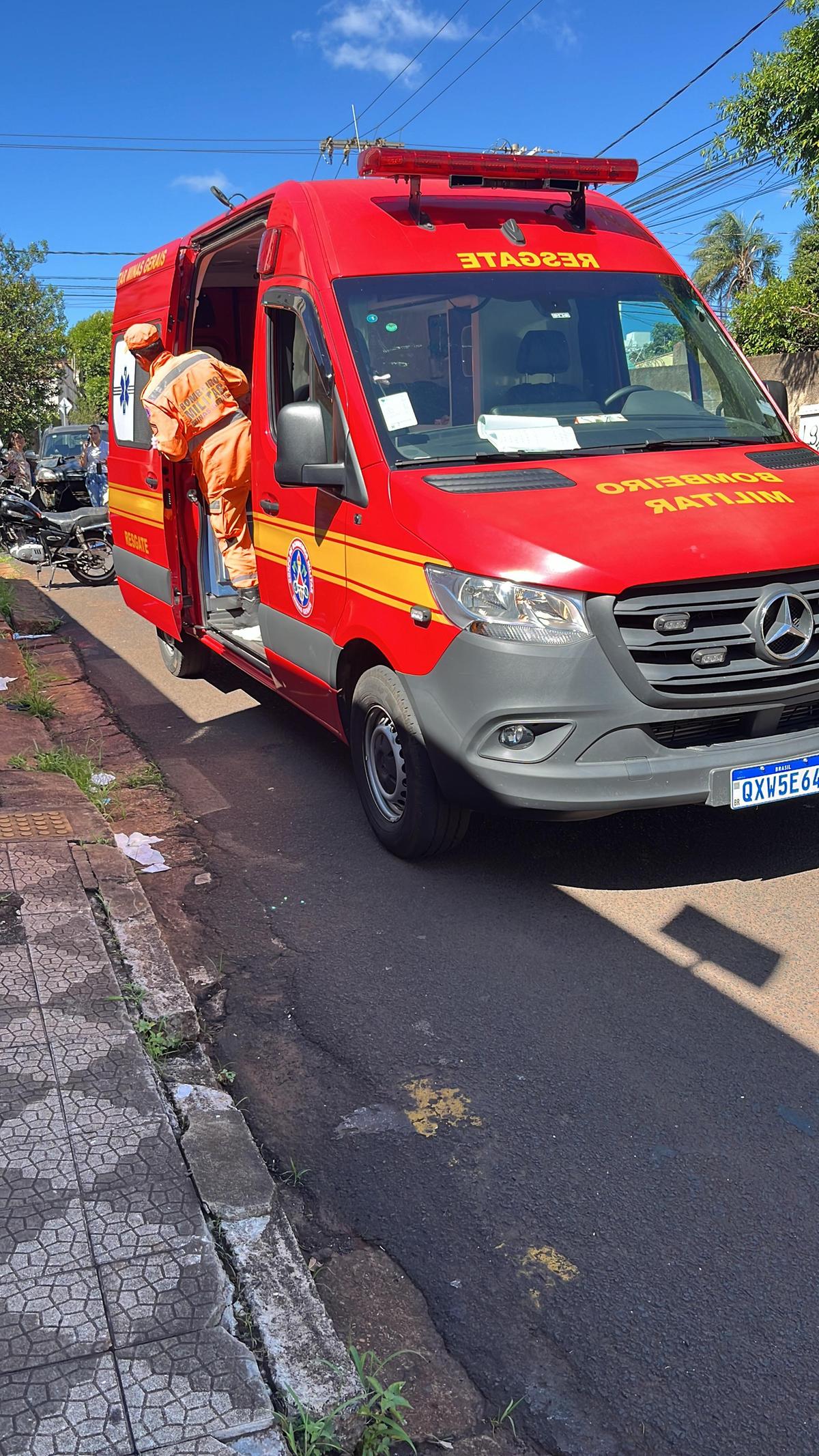 Bombeiros prestam atendimento (Foto/Divulgação)