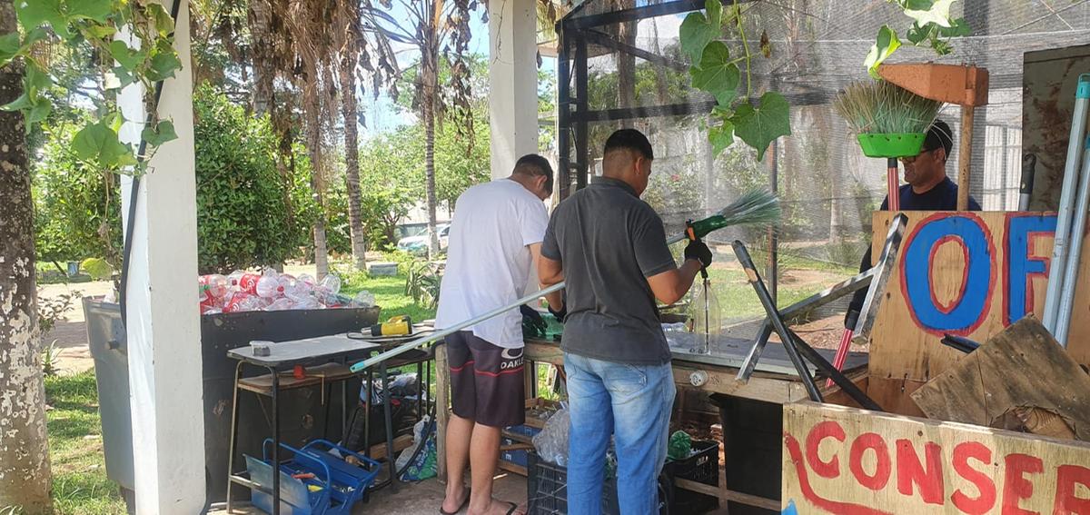 As vassouras produzidas são destinadas aos familiares dos adolescentes, parceiros do projeto e para uso interno na unidade (Foto/Divulgação)