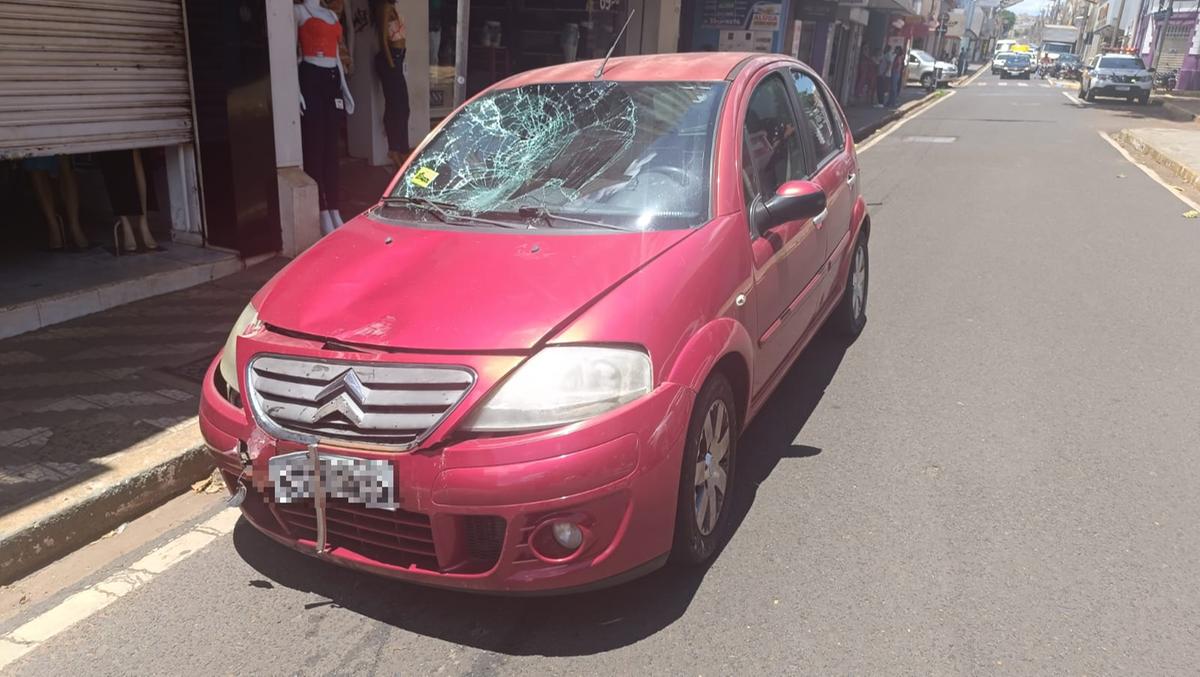 Após a batida, a frente do veículo ficou bastante danificada. (Foto/Divulgação)