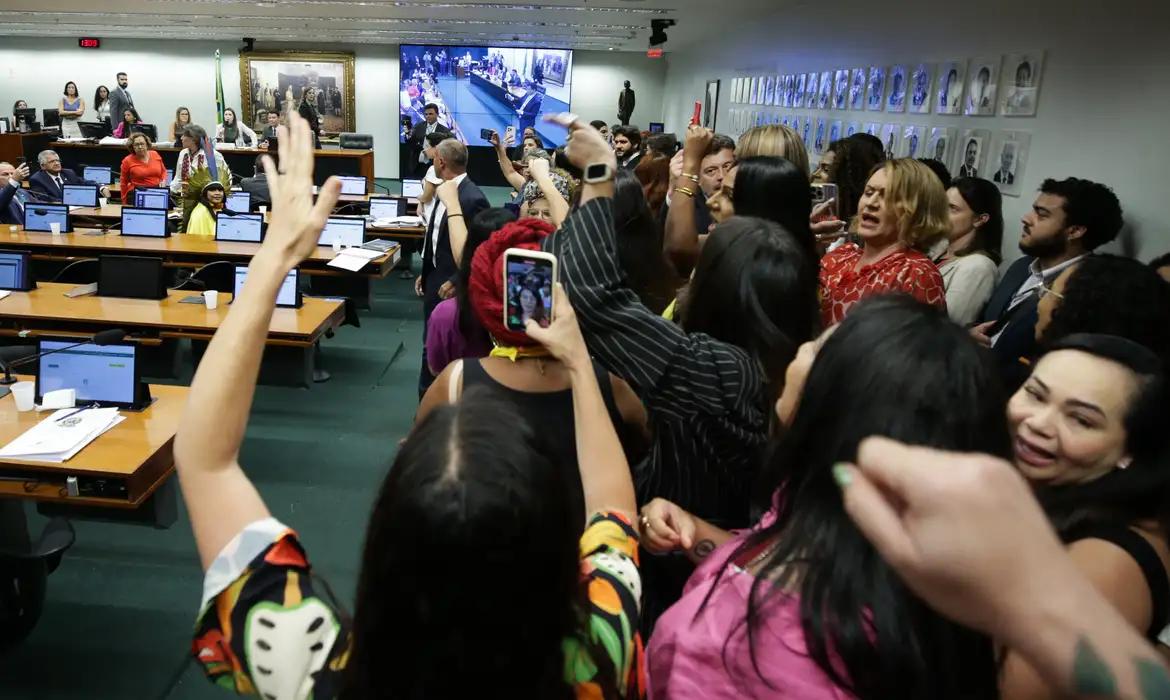 Com gritos de “criança não é mãe e estuprador não é pai” e “retira a PEC”, manifestantes ocuparam o plenário da CCJ e interromperam o andamento da discussão. (Foto/Lula Marques/Agência Brasil)