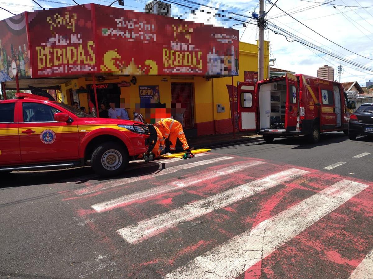 Mulher atravessava a via pela faixa de pedestres quando foi atropelada (Foto/Divulgação)