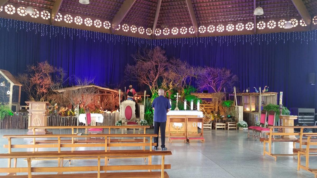 Durante a inauguração prévia do presépio, padre Roberto lembrou que essa tradição cristã surgiu com São Francisco de Assis, em 1223 (Foto/Divulgação)