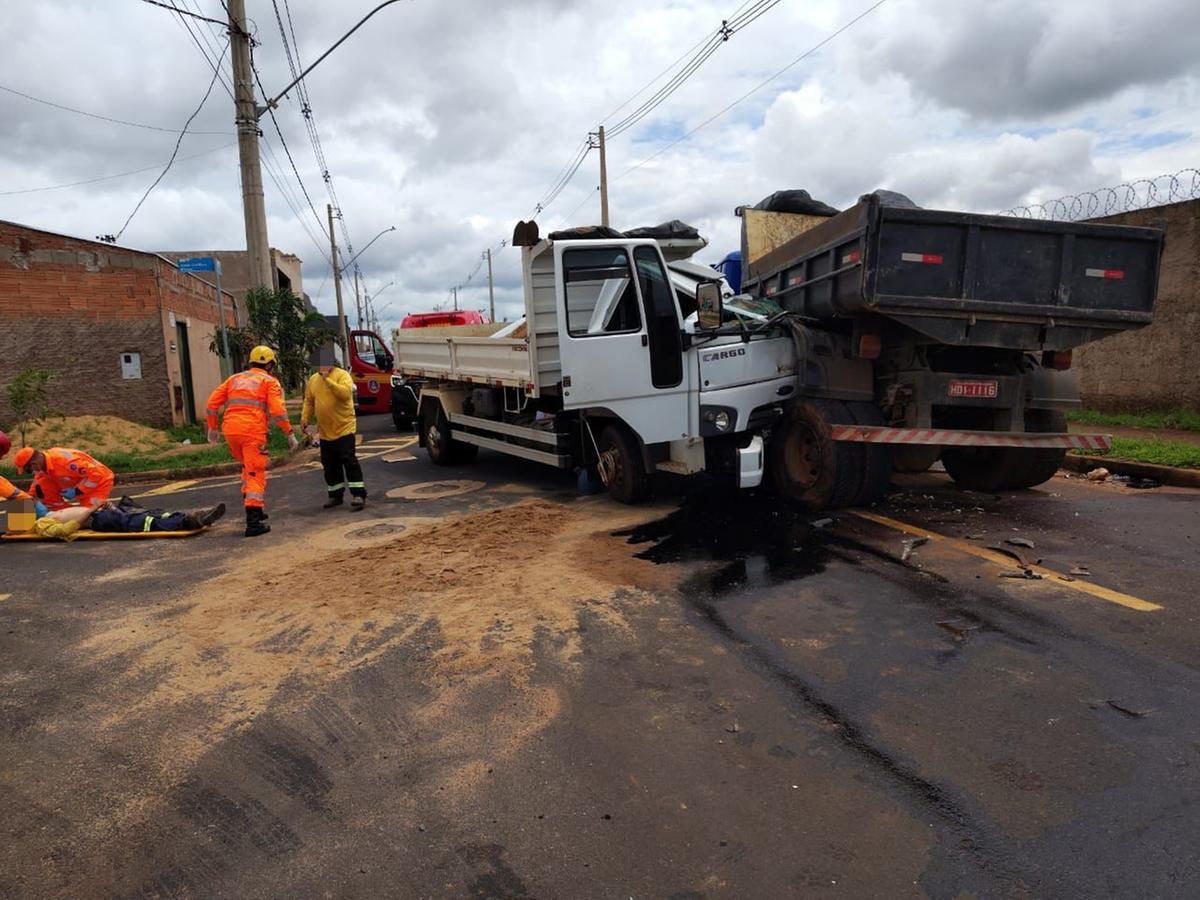 A vítima foi desencarcerafa pela equipe de salvamento e imobilizada pelo resgate que conduziu ao hospital regional em Uberaba (Foto/Divulgação)