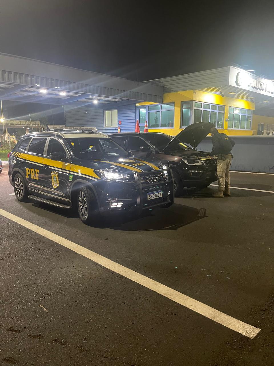 Durante os procedimentos de consulta aos sistemas e inspeção veicular, os agentes constataram que as placas do veículo pertenciam a outro Jeep Compass com as mesmas características (Foto/Divulgação)