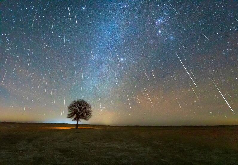 Exemplo de chuva de meteoros Geminídeas, fotografada em 2020, no deserto de Kubuqi, interior da Mongólia, na China. (Foto/Reprodução)