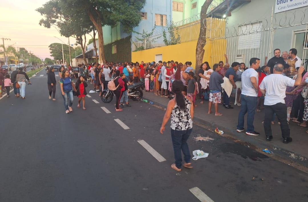 Milhares de pessoas receberam cestas básicas e presentes em ação de espíritas (Foto/Divulgação)