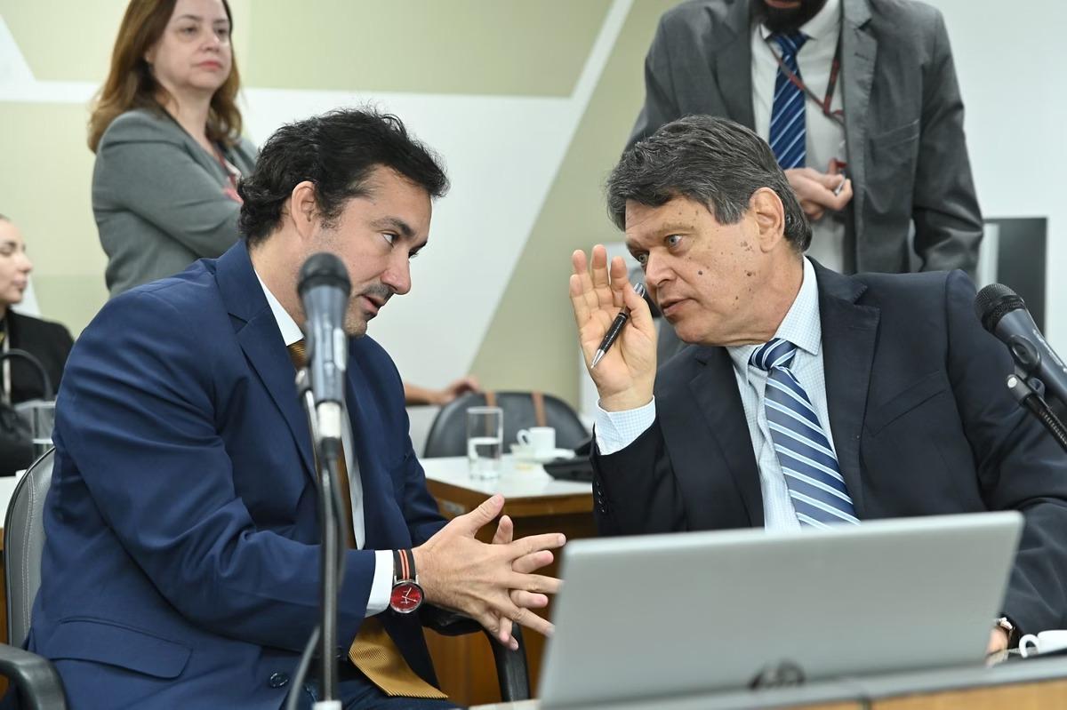 A inclusão de pessoas com síndrome de Down e doenças raras é proposta pelos deputados estaduais Cristiano Silveira (PT, à esq.) e Zé Guilherme (PP, à dir.) (Foto: Daniel Protzner/ALMG)