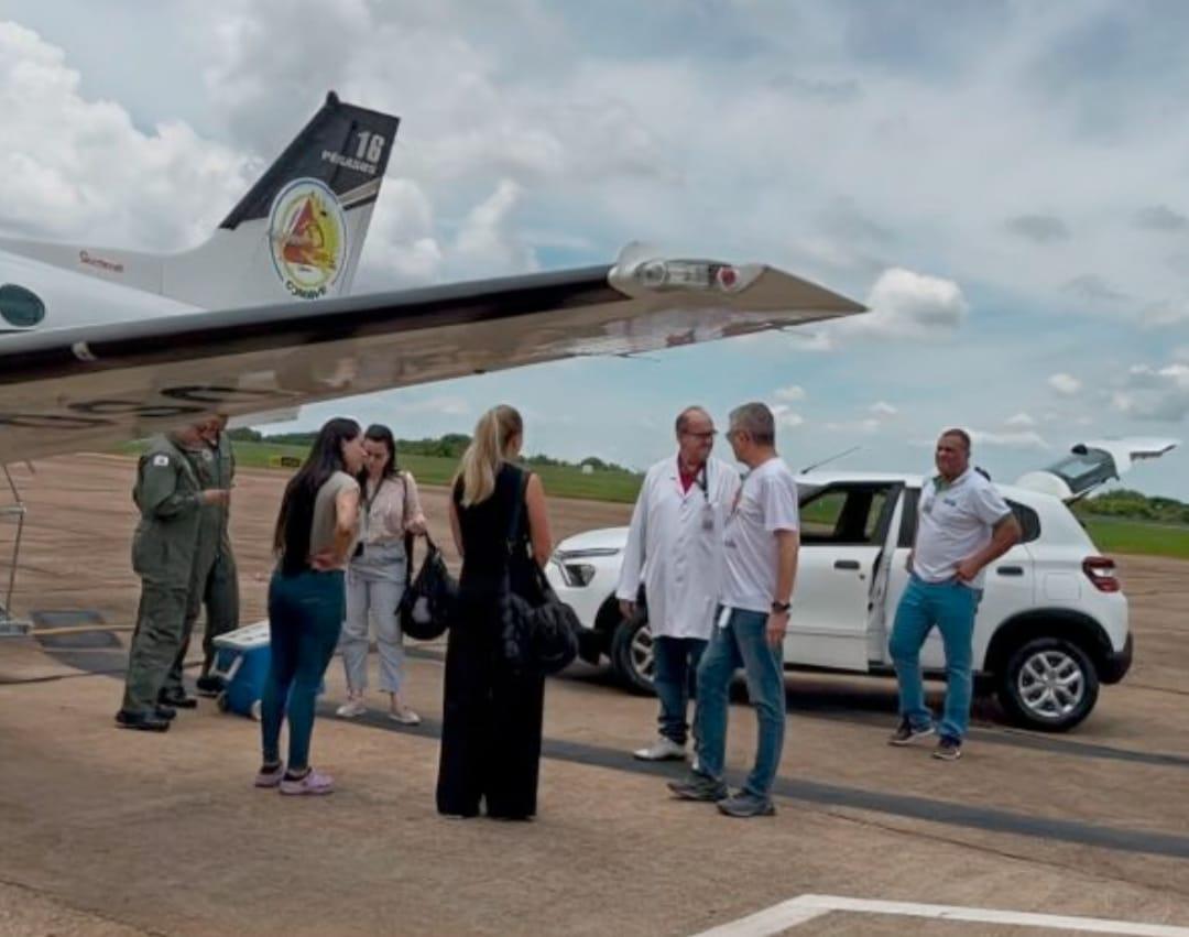 Batalhador incansável pelo aumento de doações, o médico Ilídio Antunes recepciona equipe de BH no aeroporto (Foto/Divulgação)