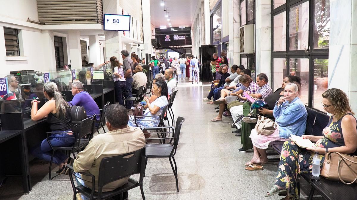 Centro Administrativo Municipal esteve movimentado nesse sábado, com contribuintes interessados em acertar débitos com o município em parcelas de até 60 vezes (Foto/Divulgação)