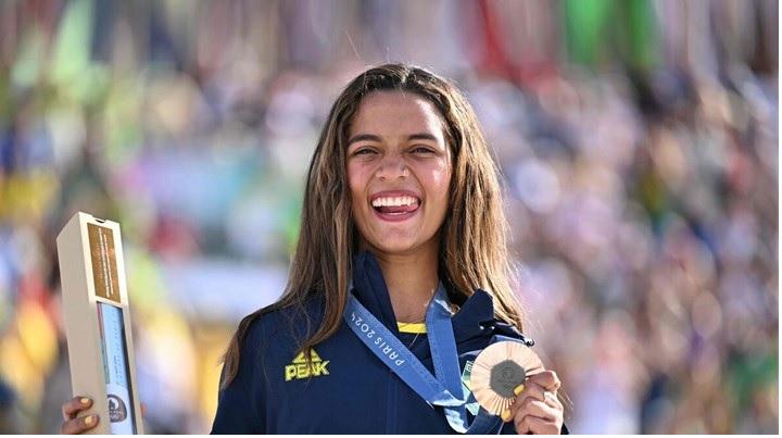A conquista deste domingo tornou Rayssa Leal tricampeã da liga mundial de Street. (Kirill Kudryavtsev – AFP)