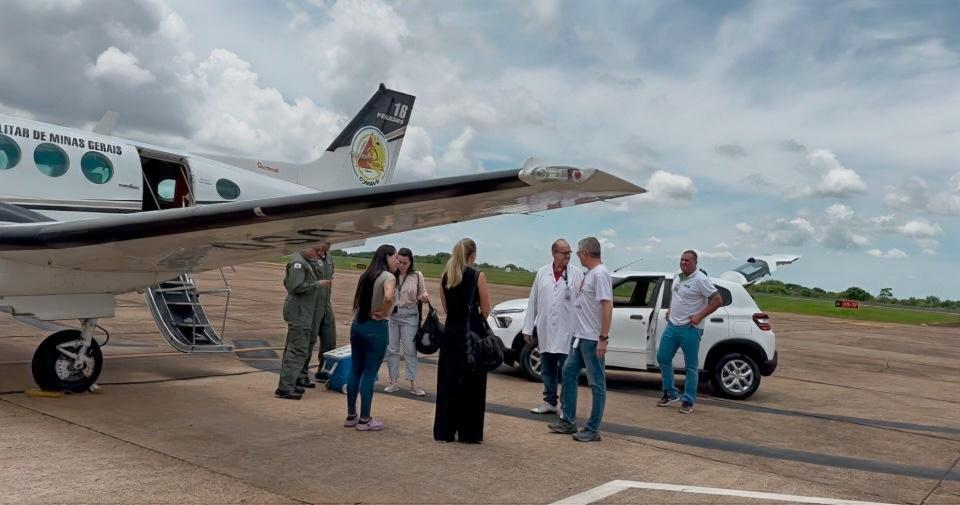 Membros da Comissão do Hospital Unimed recebem equipe médica de Belo Horizonte no aeroporto de Uberaba (Foto/Divulgação)