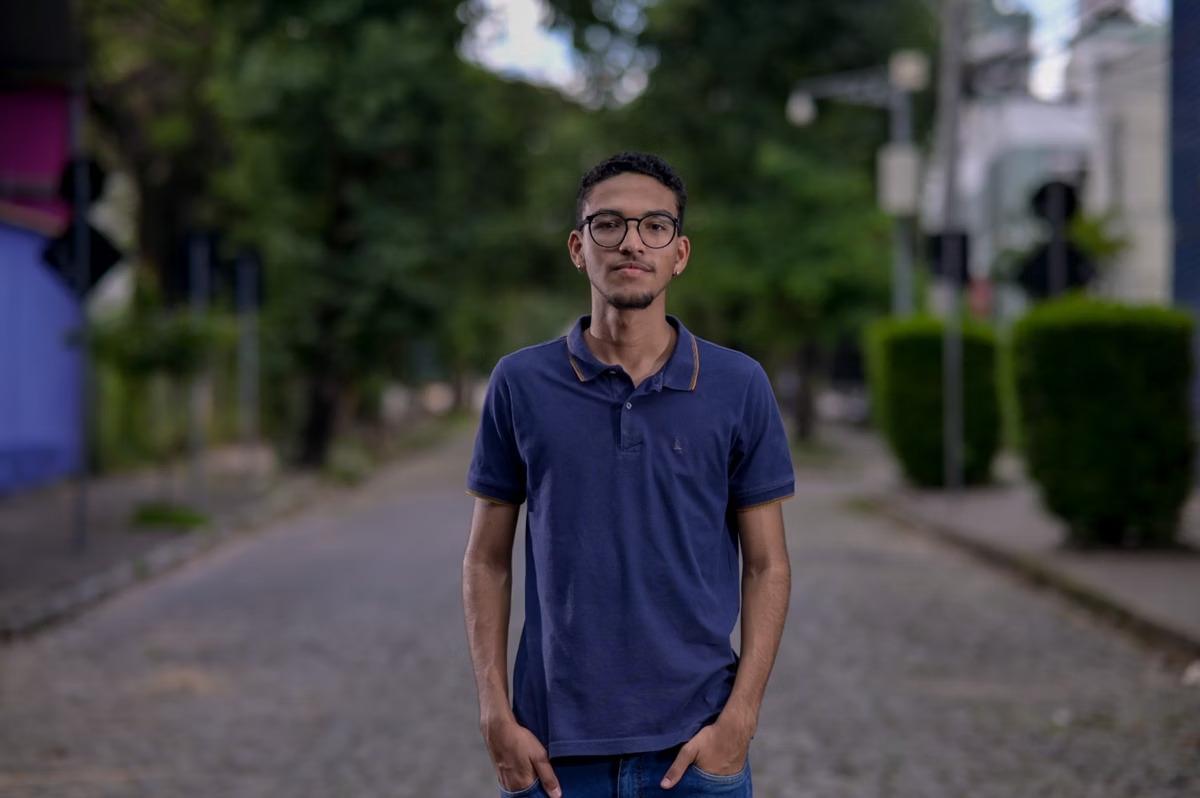 Na contramão do desemprego na juventude, Daniel Barbosa trabalha desde os 14 e projeta futuro (Foto: Fred Magno/ O TEMPO)