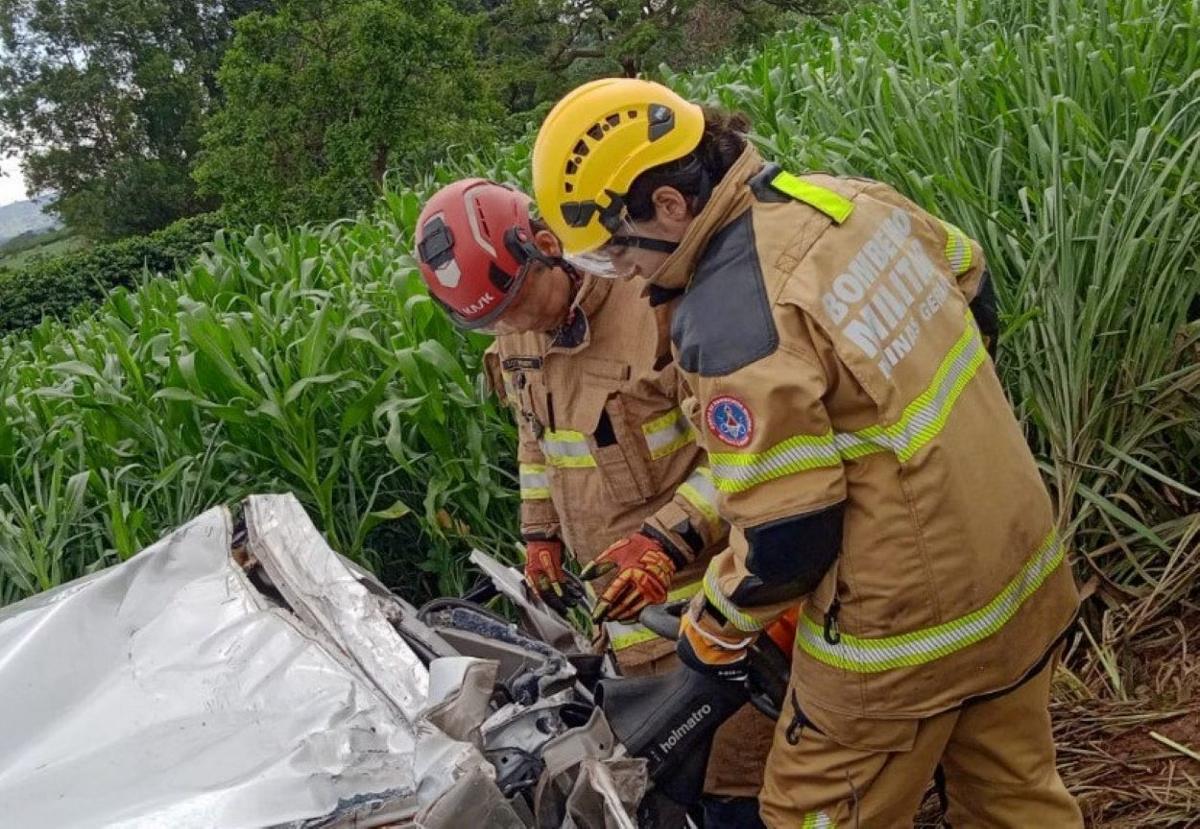 Corpo do homem que morreu no acidente na MG-230 ficou preso às ferragens (Foto/Corpo de Bombeiros / Divulgação)