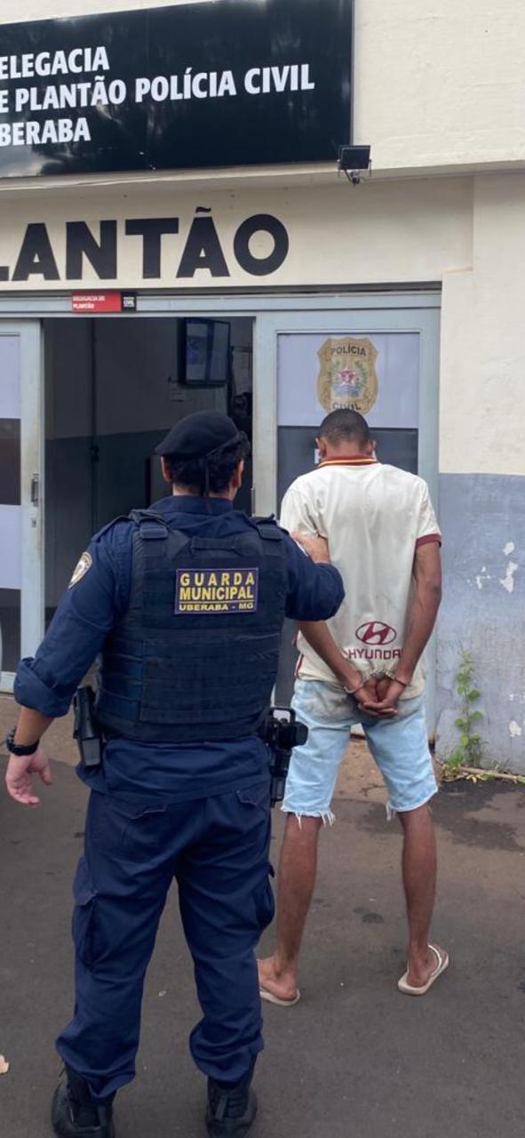 Natural de Jundiaí/SP, possuía dois mandados de prisão pendentes, oriundos da Vara Criminal de Francisco Morato-SP (Foto/ GCM Uberaba/ Divulgação)