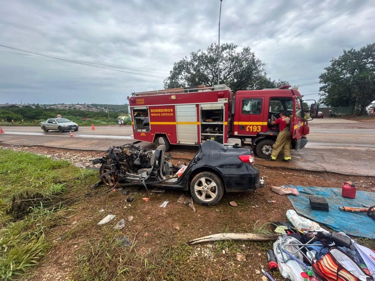 Carreta e carro bateram de frente, segundo Corpo de Bombeiros (Foto/Corpo de Bombeiros/Divulgação)