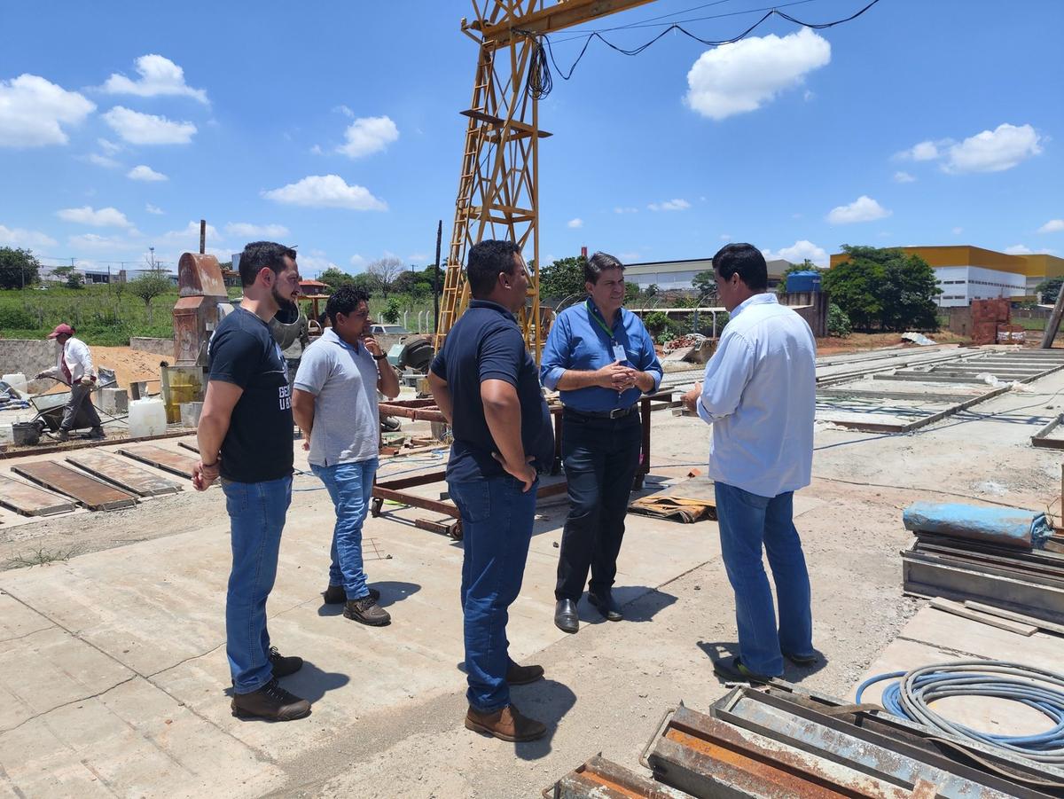Presidente da Cohagra, em Uberaba, Dê Morelli, discutindo as casas pré-moldadas no estado de SP (Foto/Divulgação PMU)