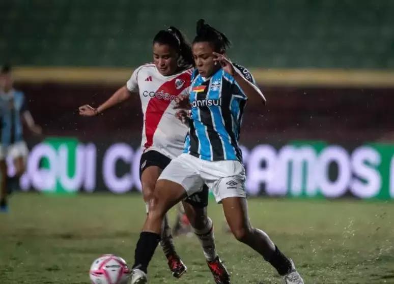 A detenção foi consequência de uma confusão generalizada no gramado do Estádio do Canindé, em São Paulo, durante jogo entre River e Grêmio. (Foto/Divulgação/Grêmio Oficial)