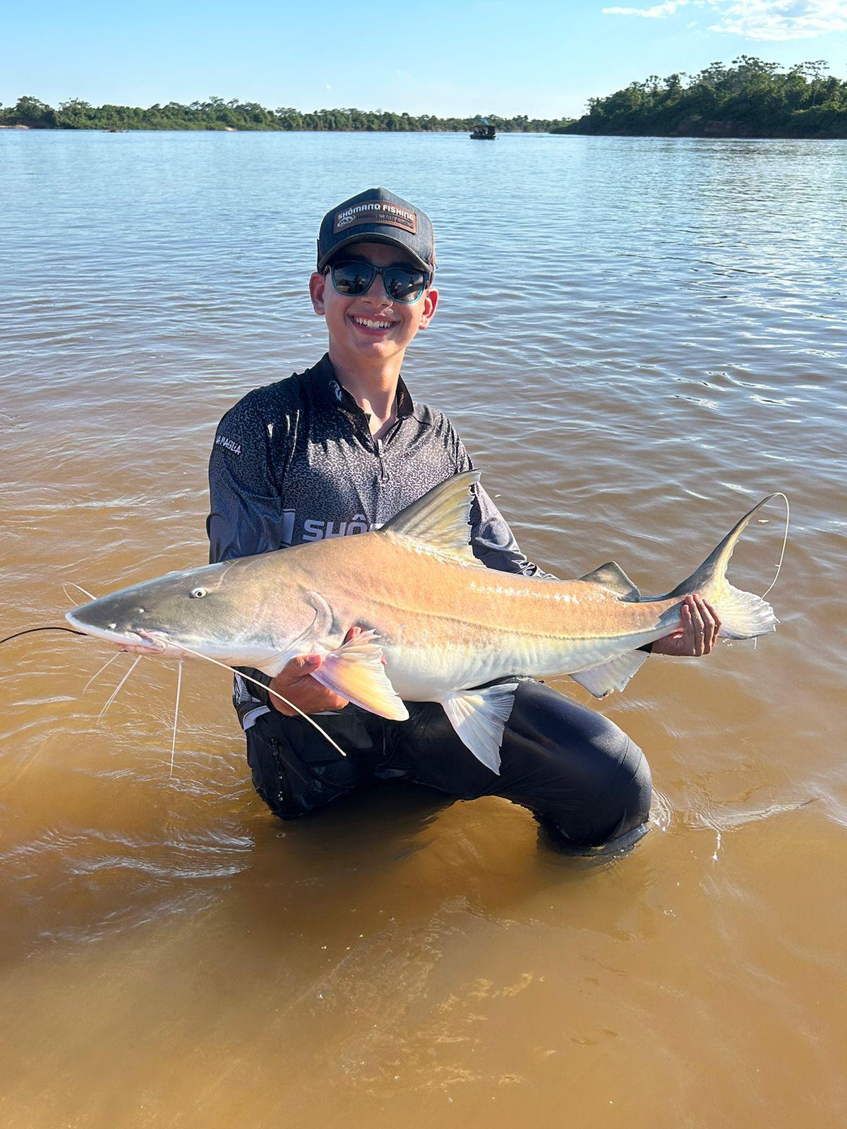 Quebra de recorde brasileiro absoluto masculino júnior, ao capturar uma Piraíba, que foi homologada pelo pescador esportivo. O troféu mediu exatos 109 cm, de acordo com os critérios BGFA. (Foto/Divulgação)