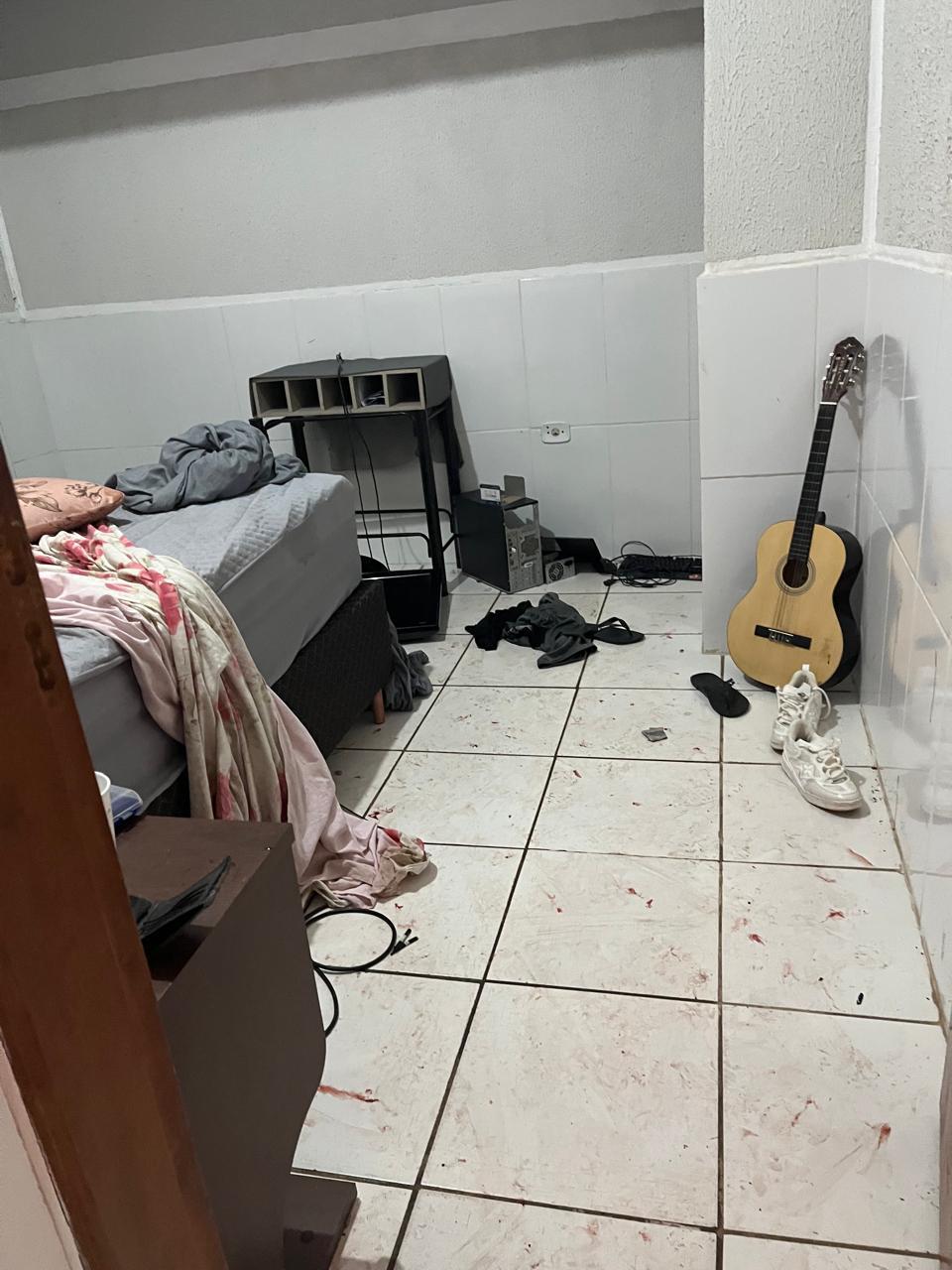 Após tentativas de contato sem resposta, a PM conseguiu abrir parcialmente uma janela e avistou o agressor e a vítima ensanguentados (Foto/Divulgação)