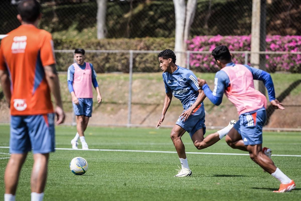 Garoto Tevis durante treino com os profissionais (Foto: Gustavo Aleixo/Cruzeiro)