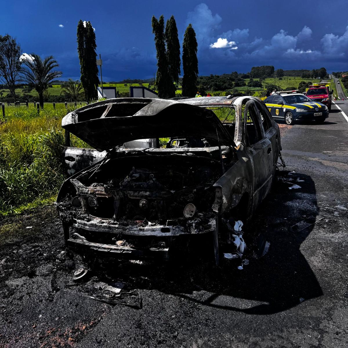 Fogo começou com aquecimento do câmbio automático (Foto/ Divulgação Corpo de Bombeiros)