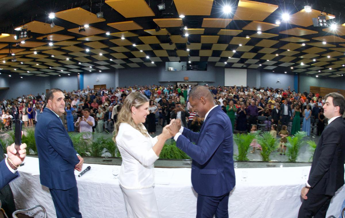 Prefeita Elisa Araújo com seu vice, Mauricinho de Sá, na solenidade de posse (Foto/André Santos)