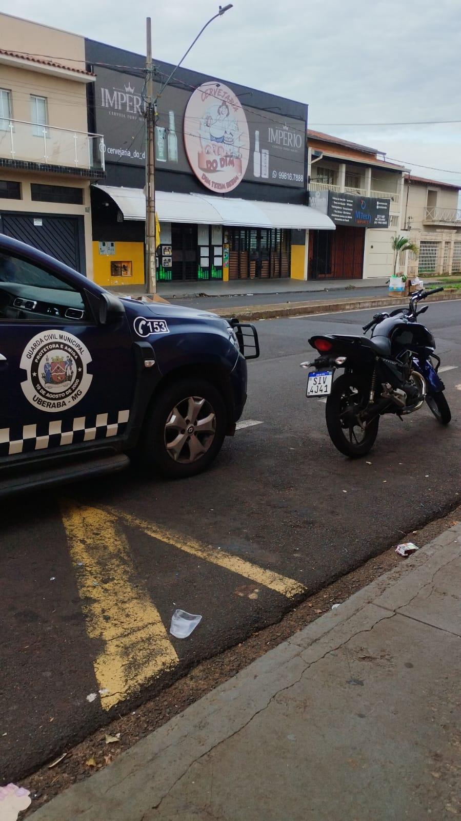 Condutor foi flagrado ultrapassando o sinal vermelho (Foto/Divulgação GCM)