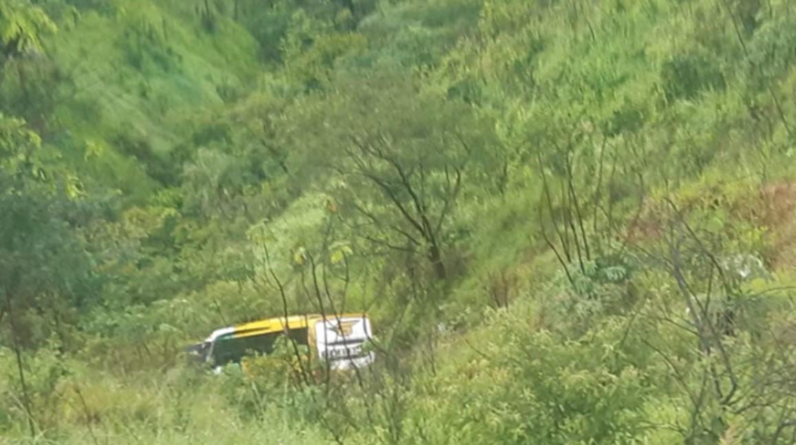 O ônibus desceu a ribanceira de cerca de 150 metros, sem tombar, e o motorista não resistiu aos ferimentos e morreu no local; 10 pessoas precisaram ser encaminhadas a unidades de saúde da região (Foto/Reprodução)