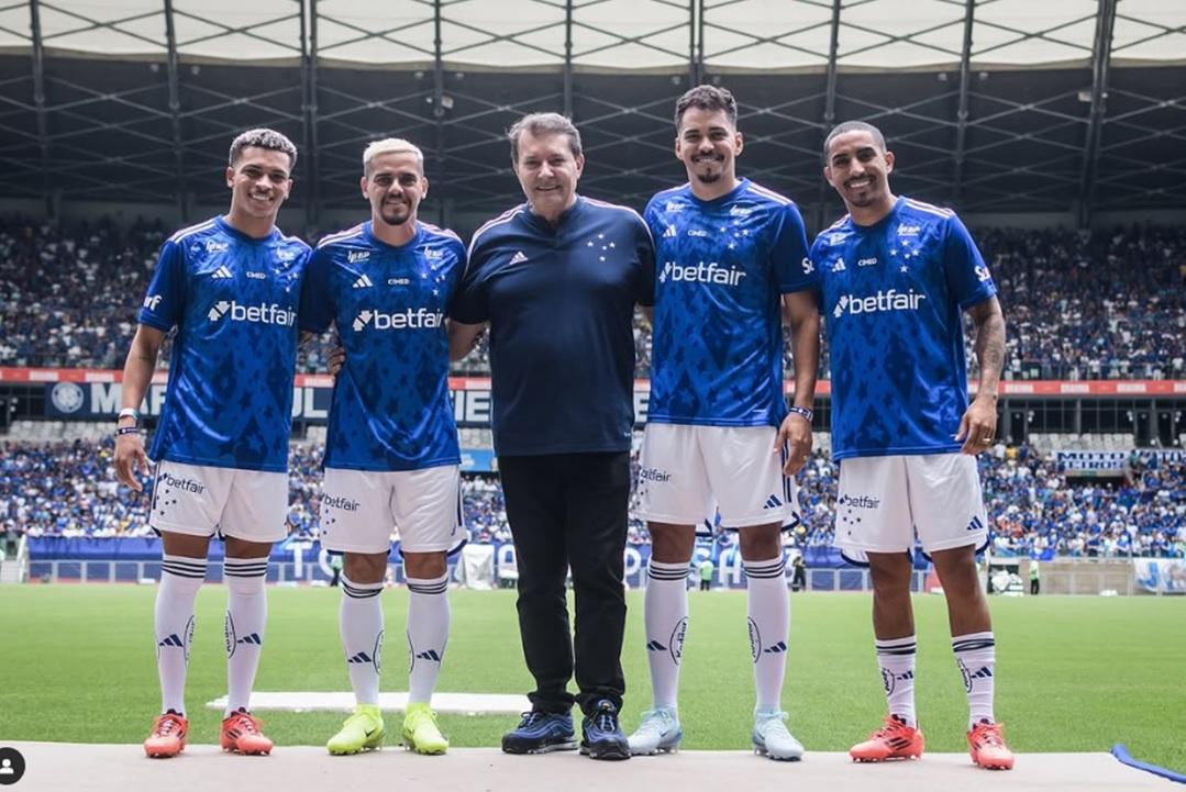 Pedro Lourenço, dono da SAF do Cruzeiro, recebeu cada um dos novos jogadores (Foto/Instagram Cruzeiro)