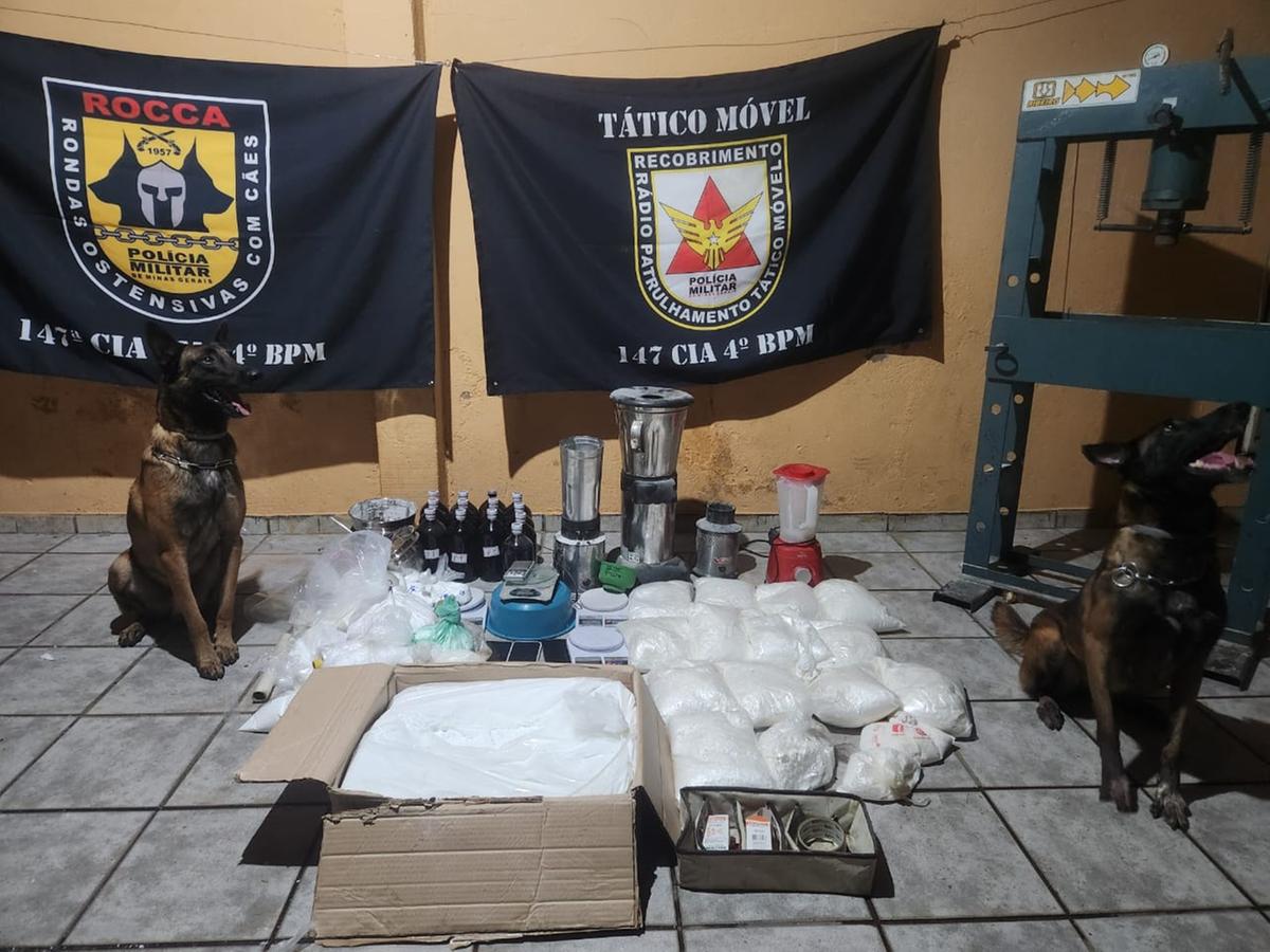 Segundo a Polícia Militar, o local funcionava como um laboratório clandestino de drogas (Foto/Divulgação)