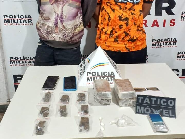 Os dois suspeitos foram levados à Delegacia de Polícia, juntamente com as drogas e demais materiais usados no tráfico (Foto/Divulgação)