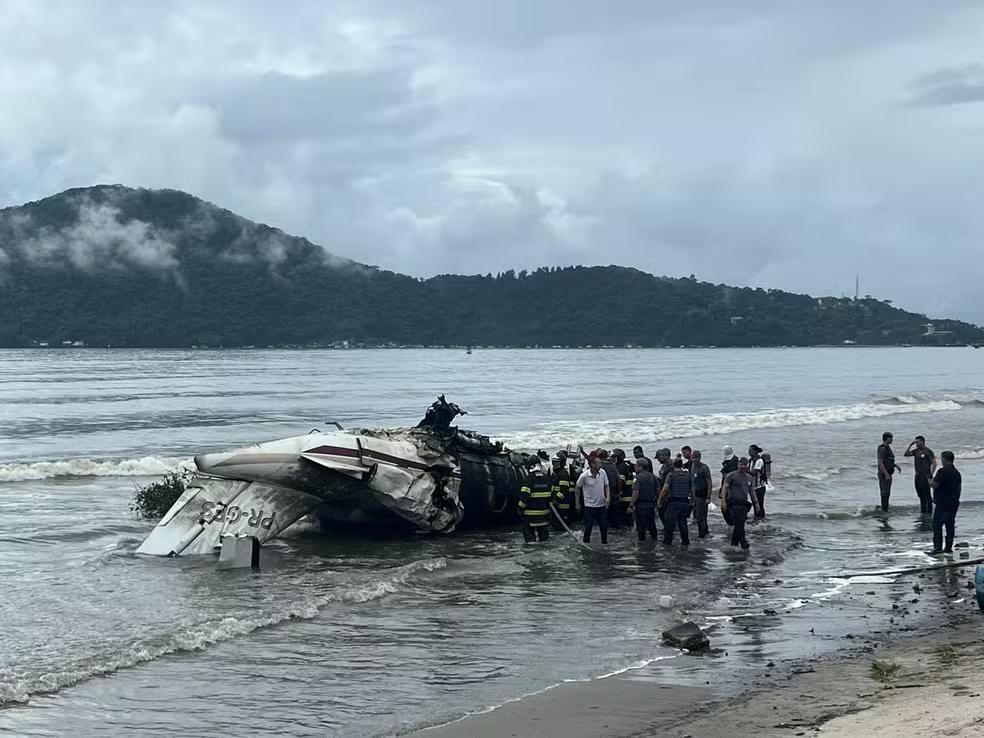 Imagens que circulam online mostram a aeronave em chamas na faixa de areia da Praia do Itaguá (Foto/Reprodução)