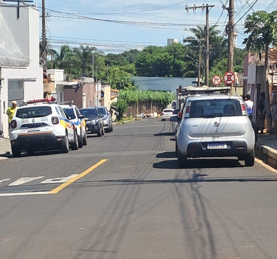 A casa foi isolada pela polícia, e a perícia técnica, juntamente com a Polícia Civil, esteve no local para realizar os procedimentos necessários (Foto/Reprodução)