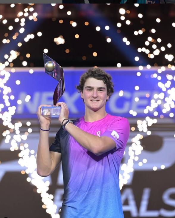 O principal patrocinador de João Fonseca é Roger Federer, hoje dono de uma empresa de artigos esportivos (Foto/Reprodução)