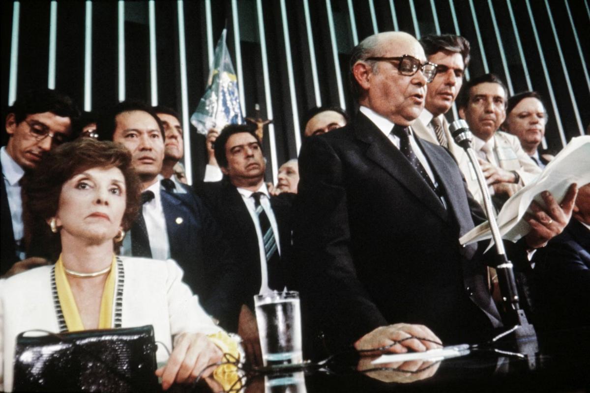 Ao lado da esposa, Risoleta Neves, Tancredo Neves discursa no Congresso Nacional logo após ser eleito presidente do Brasil pelos congressistas, em 15 de janeiro de 1985 (Foto/AFP or licensors)