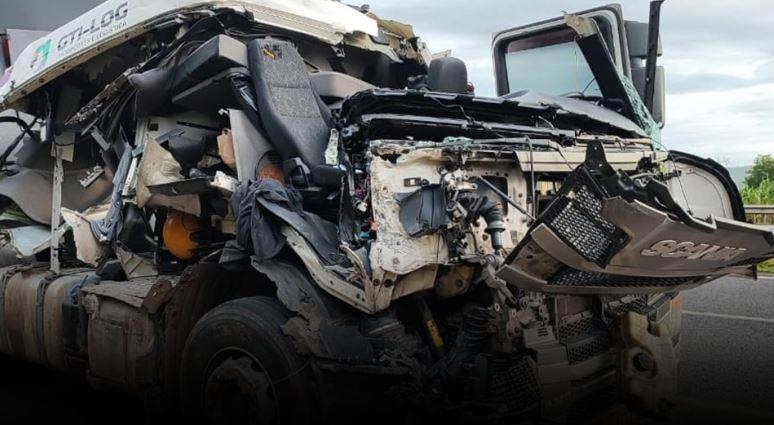 Durante o socorro, constatou-se que o condutor da carreta Scania sofreu múltiplos ferimentos e escoriações (Foto/Divulgação)