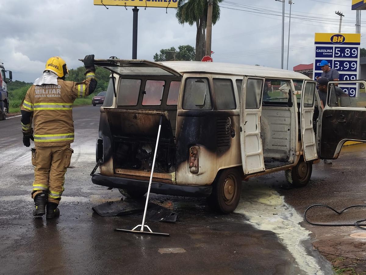 Ao chegarem ao local, os bombeiros encontraram o incêndio parcialmente controlado, graças à intervenção inicial de funcionários do posto e do proprietário do veículo (Foto/Divulgação)