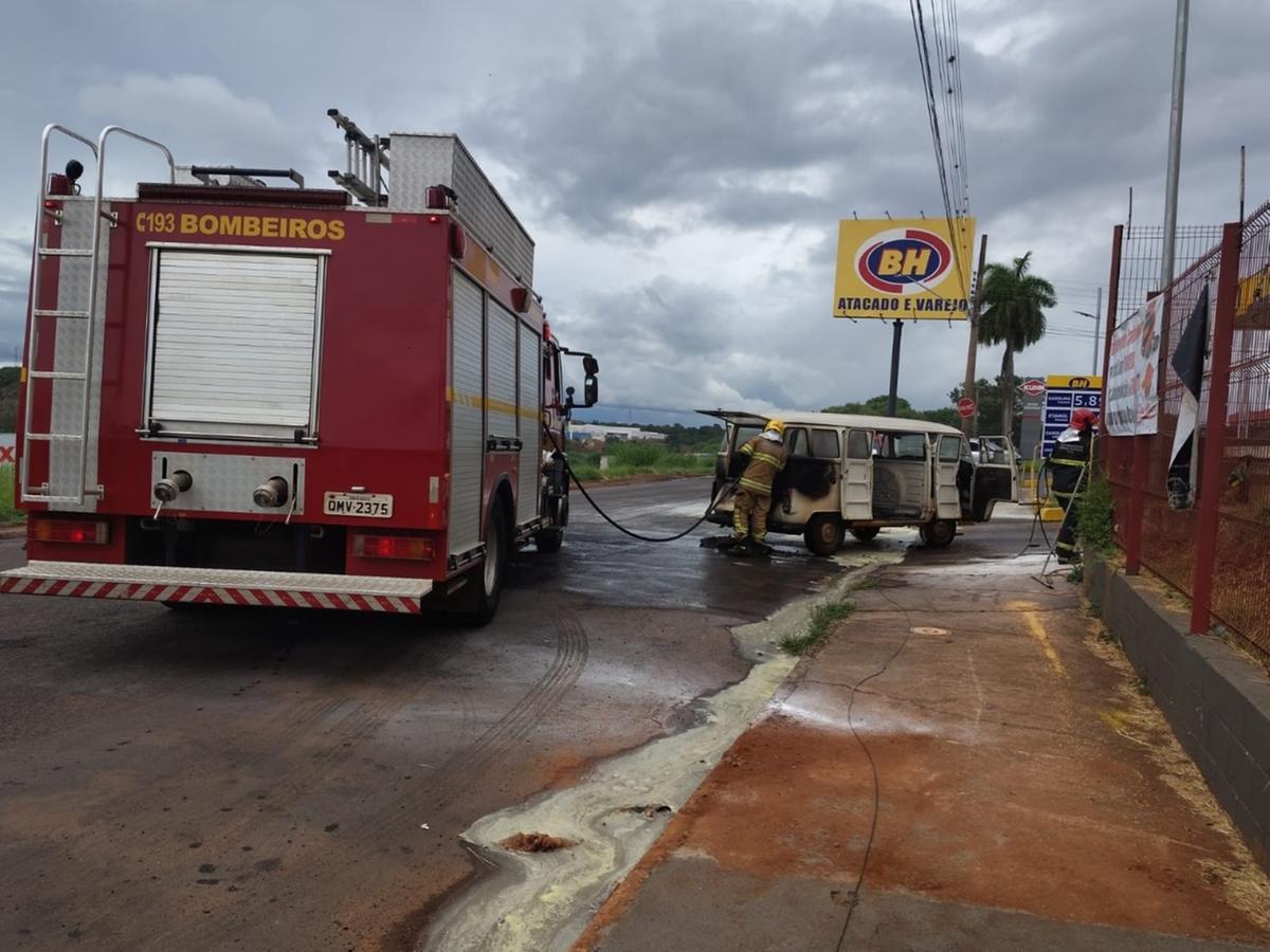 A ação de funcionários do posto e do próprio condutor da Kombi evitou que o incêndio tivesse proporções maiores, restando aos bombeiros o rescaldo (Foto/Divulgação)