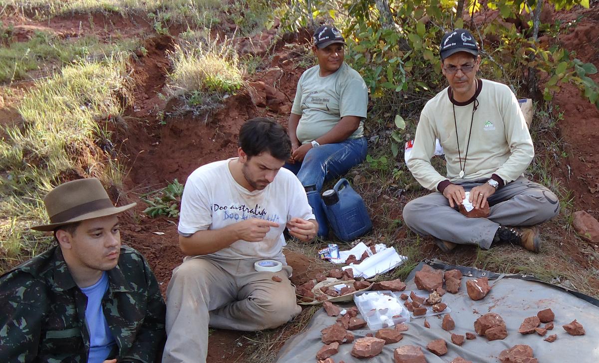 Equipe do Centro de Pesquisas Paleontológicas “Llewellyn Ivor Price”, Complexo Cultural e Científico de Peirópolis, UFTM, em campo durante coleta dos fósseis de Britosteus amarildoi (Foto/Divulgação)