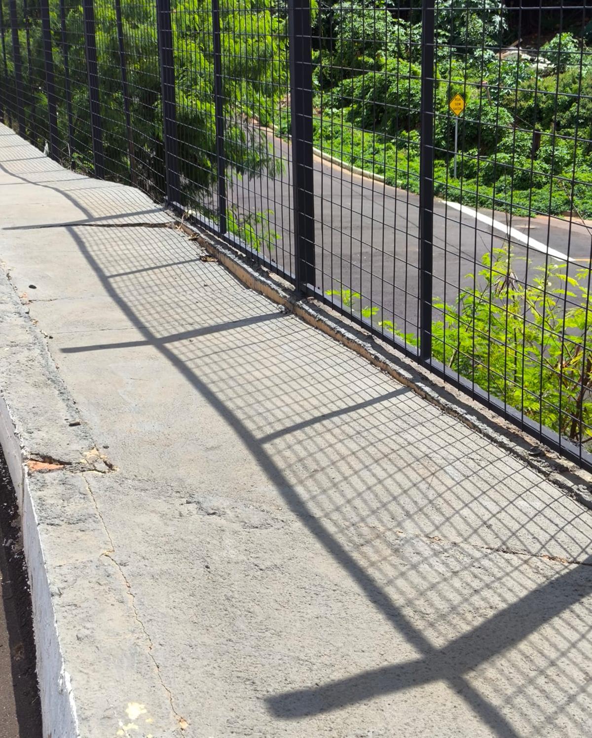 &#34;O viaduto do Cyrela tem uma depressão no passeio dos dois lados da ponte do lado de quem vai para o Cyrela. Já cedeu mais de 2 centímetros&#34;, alertou um ouvinte (Fotos/Marcos Machado)