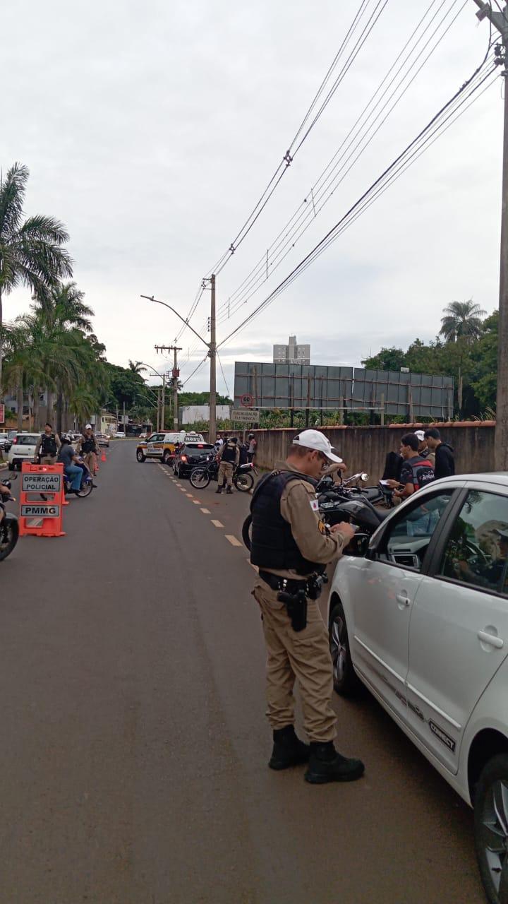 Durante a operação, foram aplicadas 45 autuações de infração de trânsito e nove veículos foram removidos por irregularidades (Foto/Luiz Gustavo)