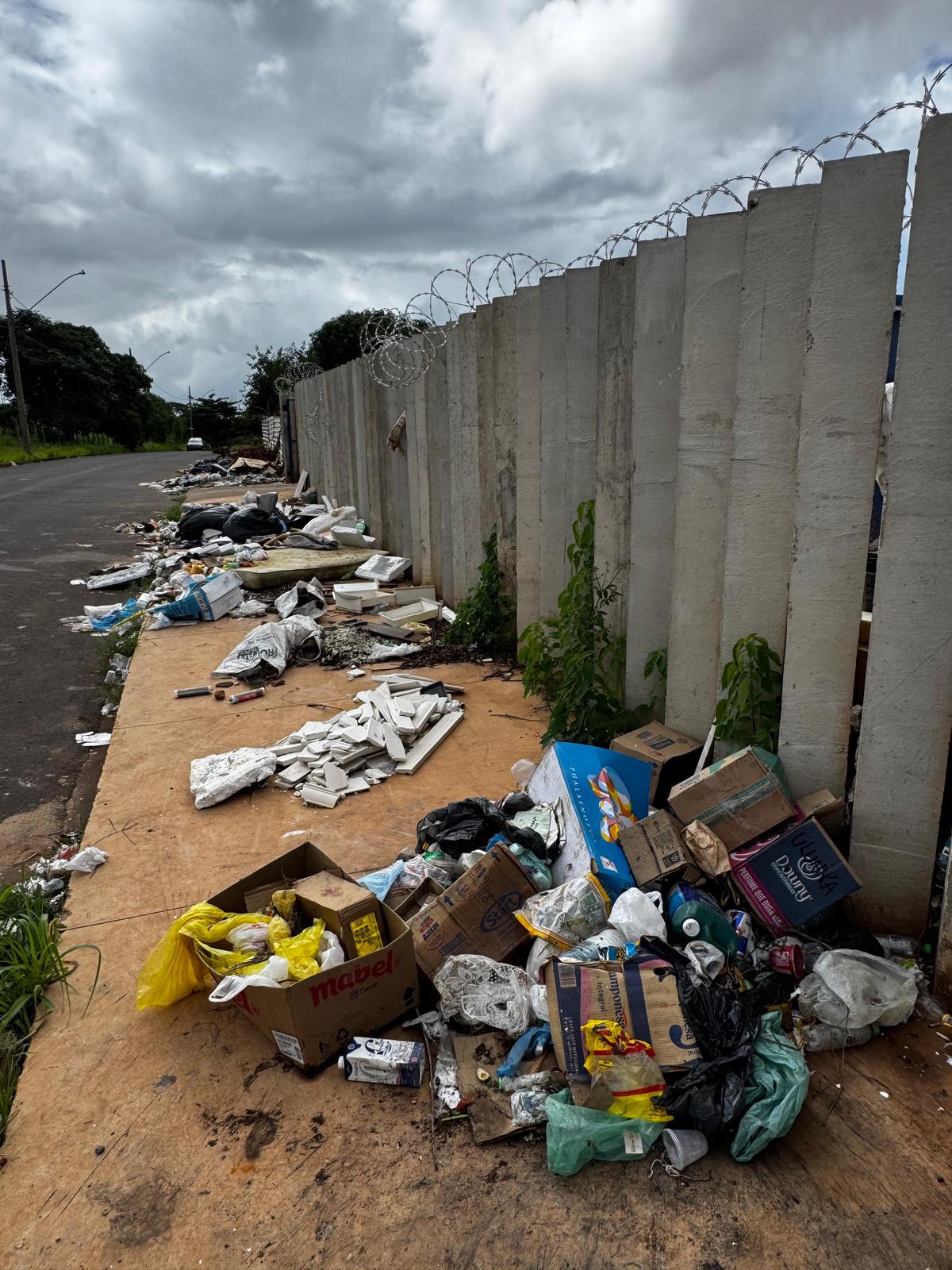 De acordo com o denunciante, a própria população joga o lixo no local inapropriado (Foto/Divulgação)