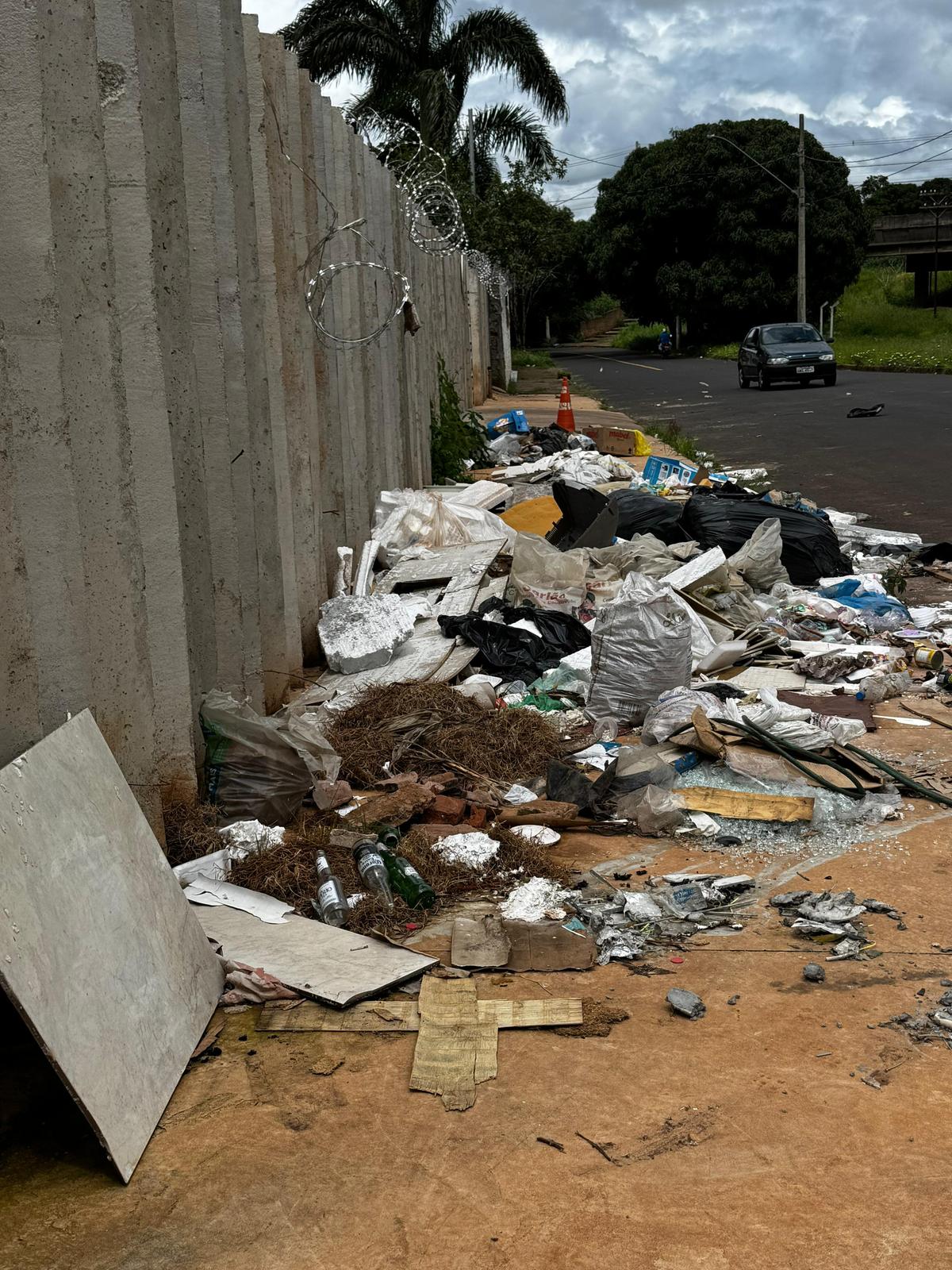 Ouvinte da Rádio JM relatou, inclusive, ter passado próximo ao local na manhã desta segunda-feira (20), afirmando que o lixo continua nos mesmos lugares (Foto/Divulgação)