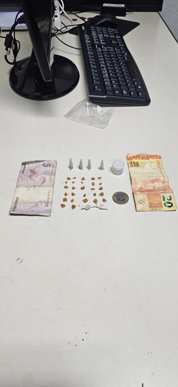 Material localizado com o suspeito foi levado pela Polícia Militar à delegacia, juntamente com ele (Foto/Divulgação)