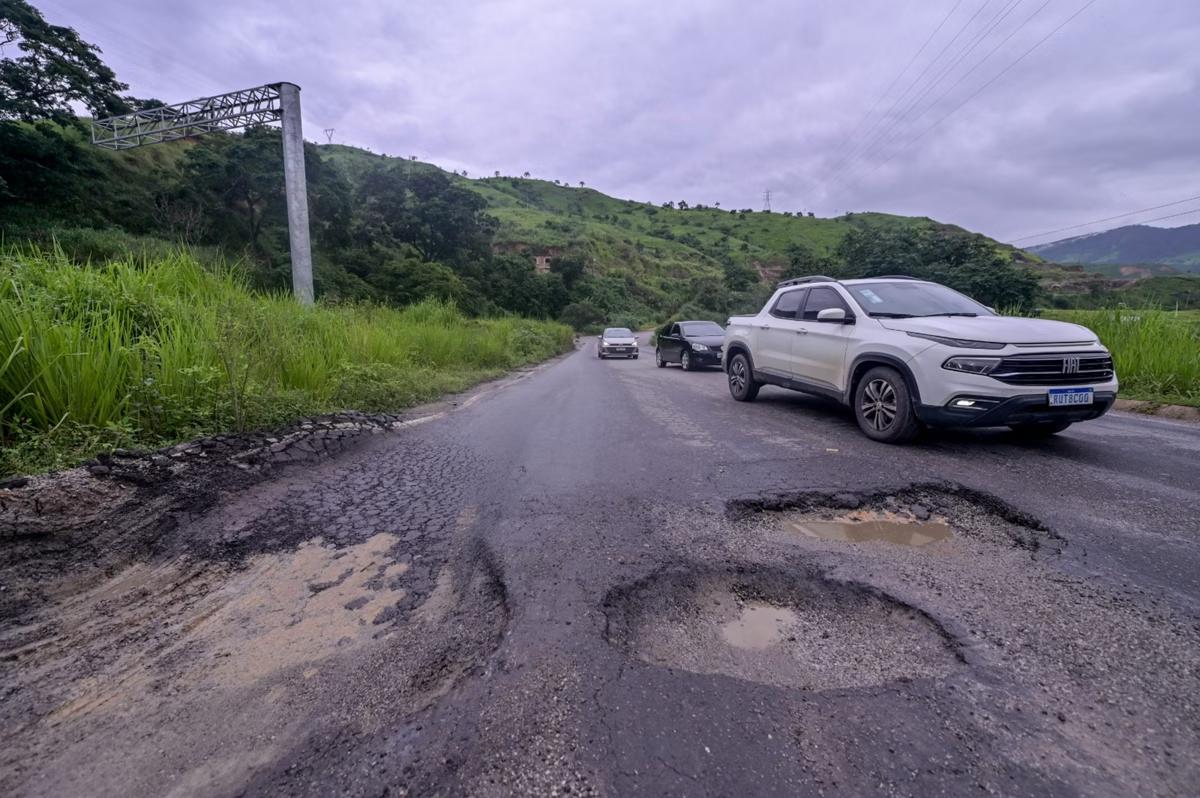 Buracos são obstáculos para motoristas que passam pelo trecho da BR-381 entre Belo Horizonte e Governador Valadares (Foto/Fred Magno/O TEMPO)